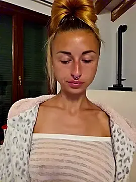 Stripchat Live Sex Cam of kylie_blck