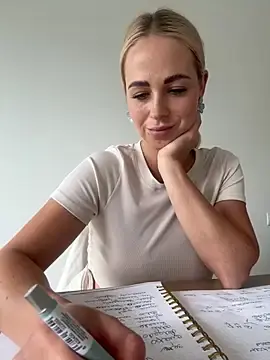 Stripchat Watch Live Sex Cams of streetdoll