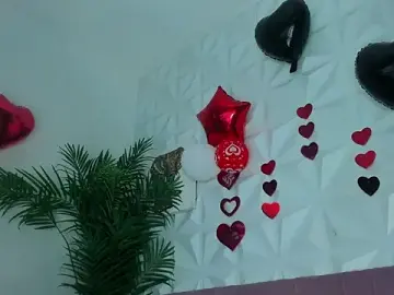 Stripchat Nude Webcam of Hellen_Sky