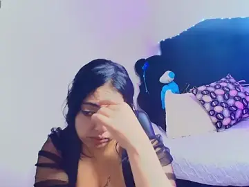 Stripchat Sex Cam of loren_tits24