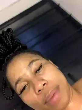 Stripchat Free Porn Cam of CurvyDesire1