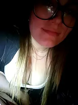 Stripchat Live Sex Cam of wildyoungNhorny