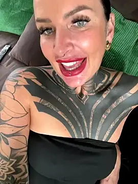 Stripchat Sex Cam of KathaleaNoir