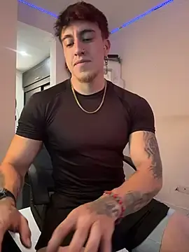 Stripchat Live Sex Cam of strongboy_