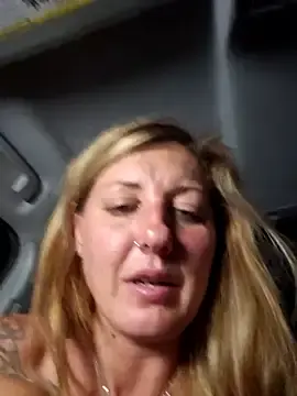 Stripchat Live Sex Cam of SheIsSomething