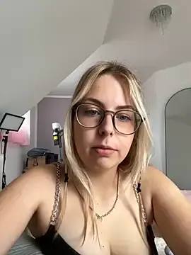 Stripchat Free Porn Cam of Livewithlucy