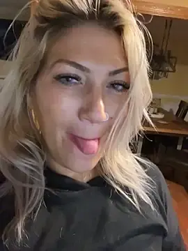 Stripchat Live Sex Cam of LittleMissEeve