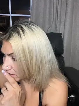 Stripchat Adult Webcam of LittleMissEeve