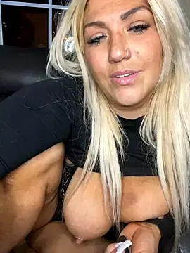 Stripchat Live Sex Cam of LittleMissEeve