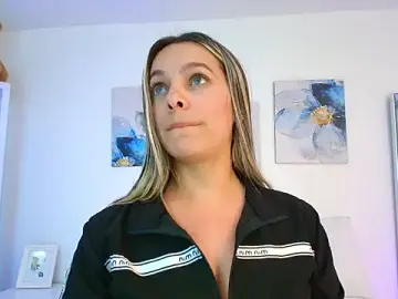 Stripchat Sex Cam of Isabella_Harley