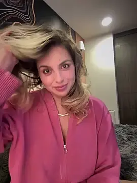 Stripchat Live Sex Cam of Alirawrz