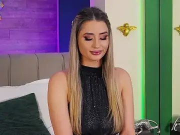 Stripchat Free Porn Cam of LoraDevine