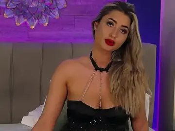 Stripchat Live Sex Cam of LoraDevine