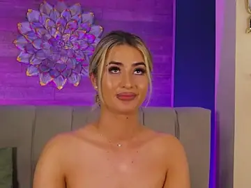 Stripchat Best Webcam of LoraDevine