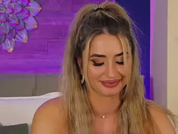 Stripchat Free Porn Cam of LoraDevine