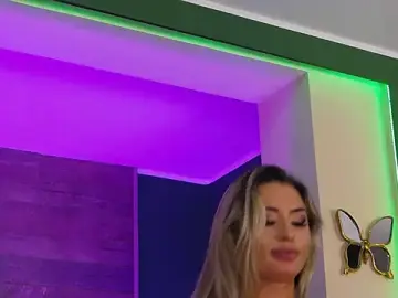 Stripchat Adult Webcam of LoraDevine