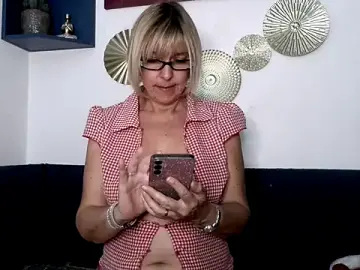 Stripchat Sex Cam of NAWTYClassyBritMILF